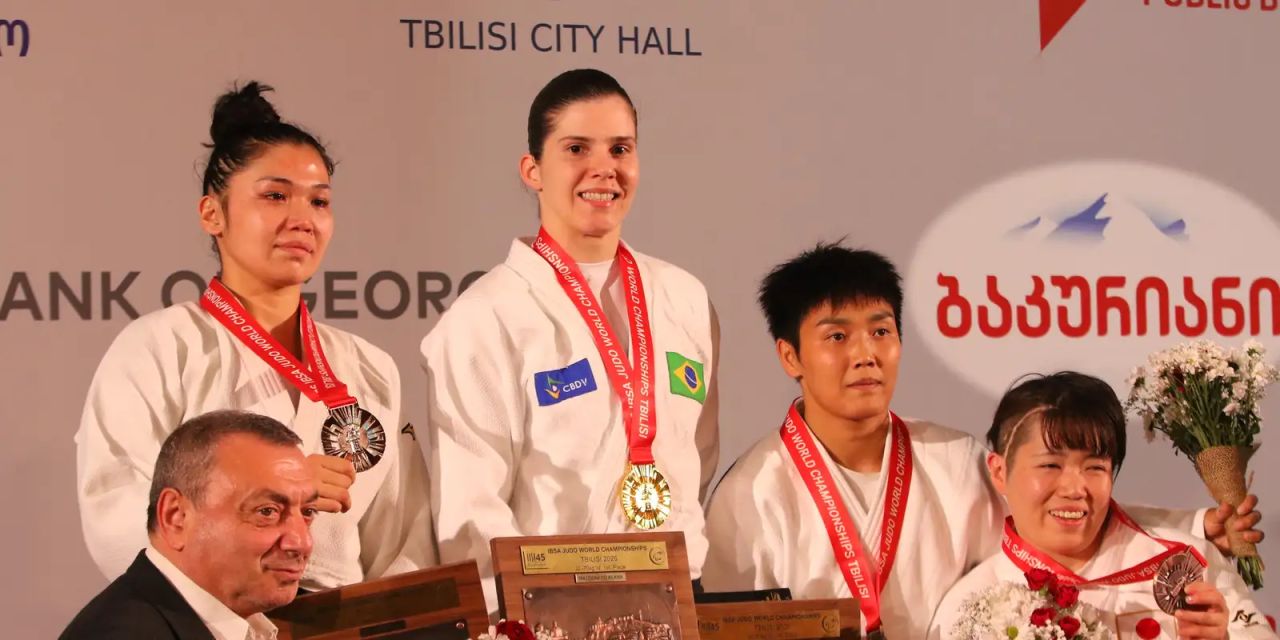 Alana Maldonado celebra o ouro no Mundial Paralímpico de judô