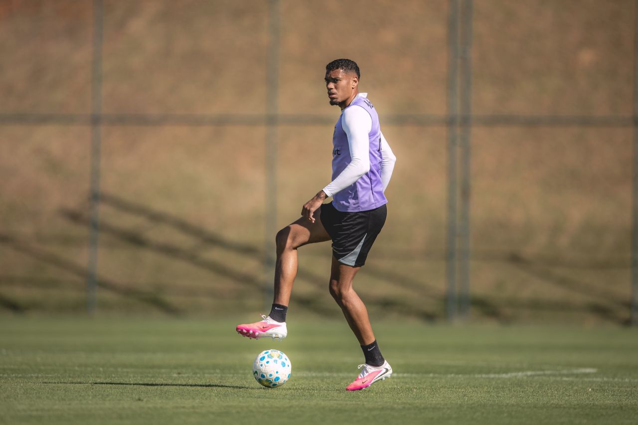 Ruan Tressoldi em treino com a camisa do Atlético-MG