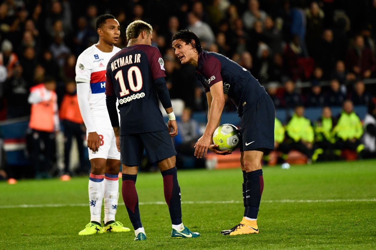Jogadores discutem cobrança de pênalti em campo