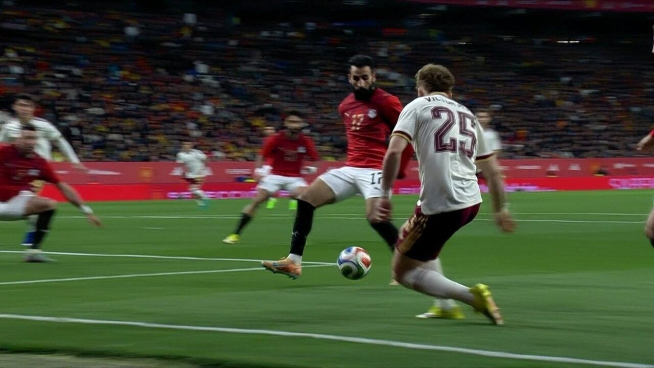 Trezeguet em treino com a seleção do Egito