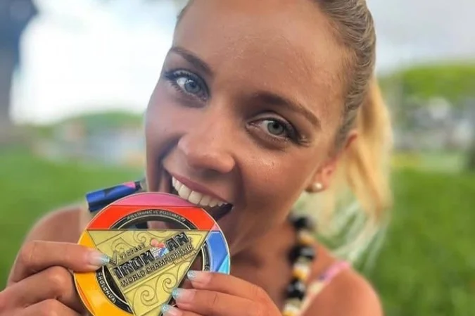 Mara Flávia Araújo competindo em triatlo