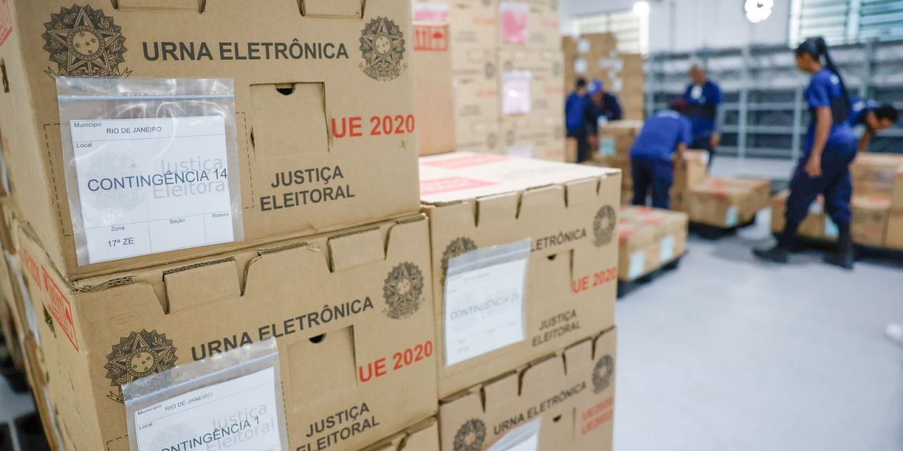 Equipe carrega urnas eletrônicas para locais de votação