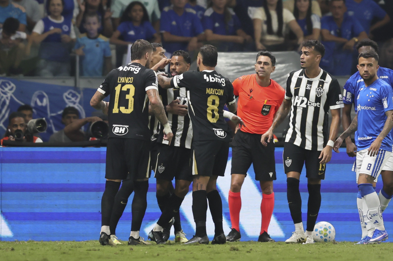 Lyanco expulso durante clássico no Mineirão