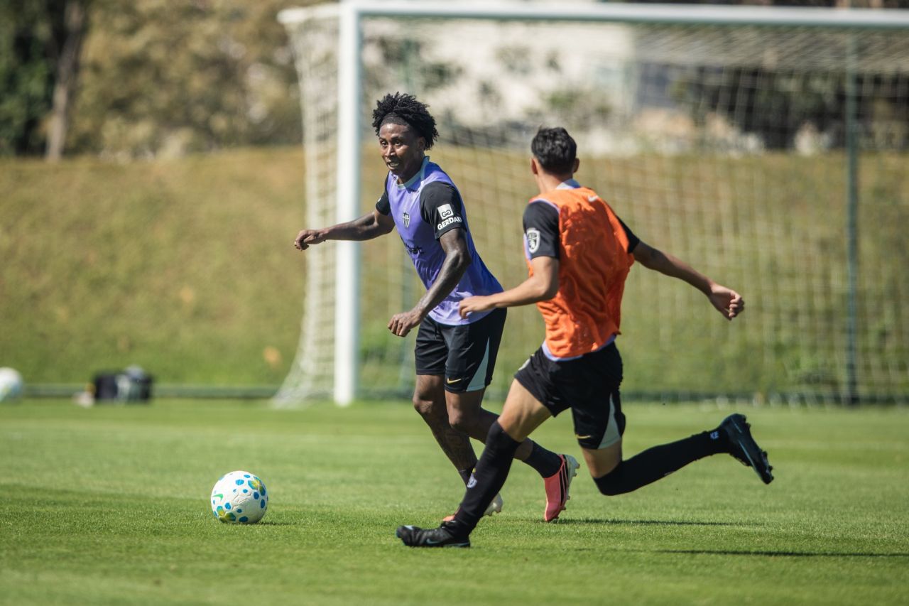 Preciado em treino do Atlético-MG