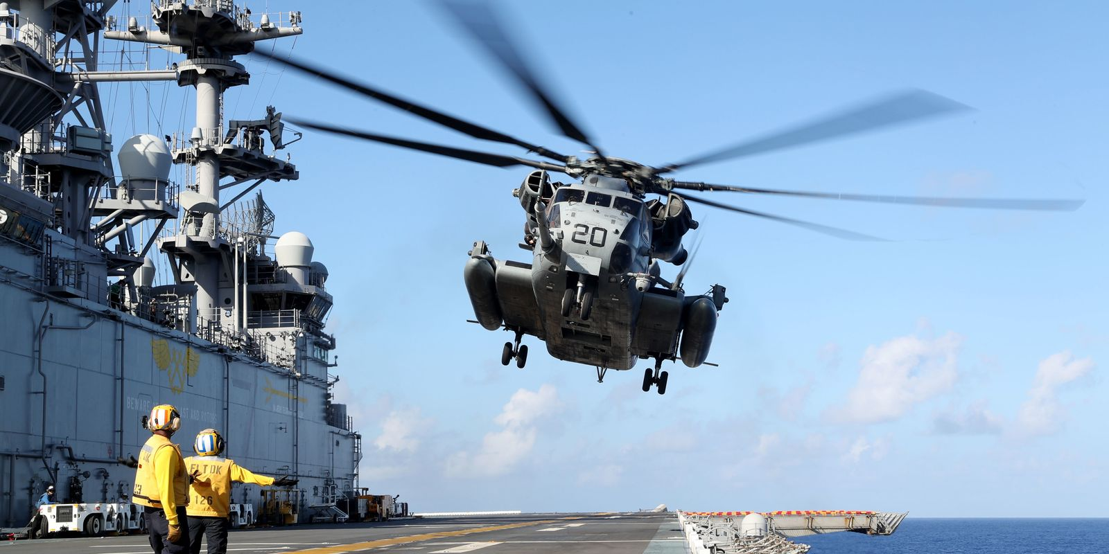 Navio de guerra no Estreito de Ormuz