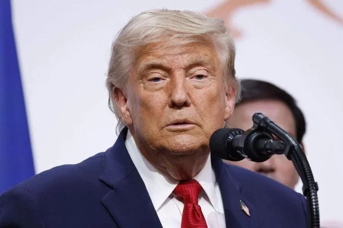 Donald Trump e Lula durante encontro no G7