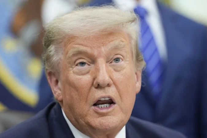 Donald Trump em frente a microfone