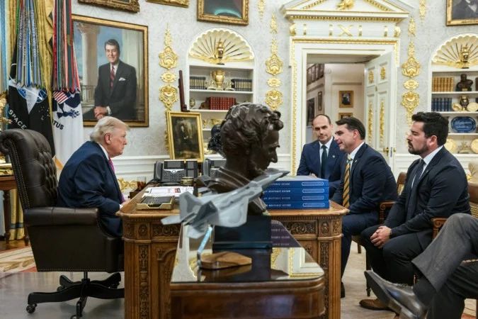 Donald Trump e Flávio Bolsonaro no Salão Oval