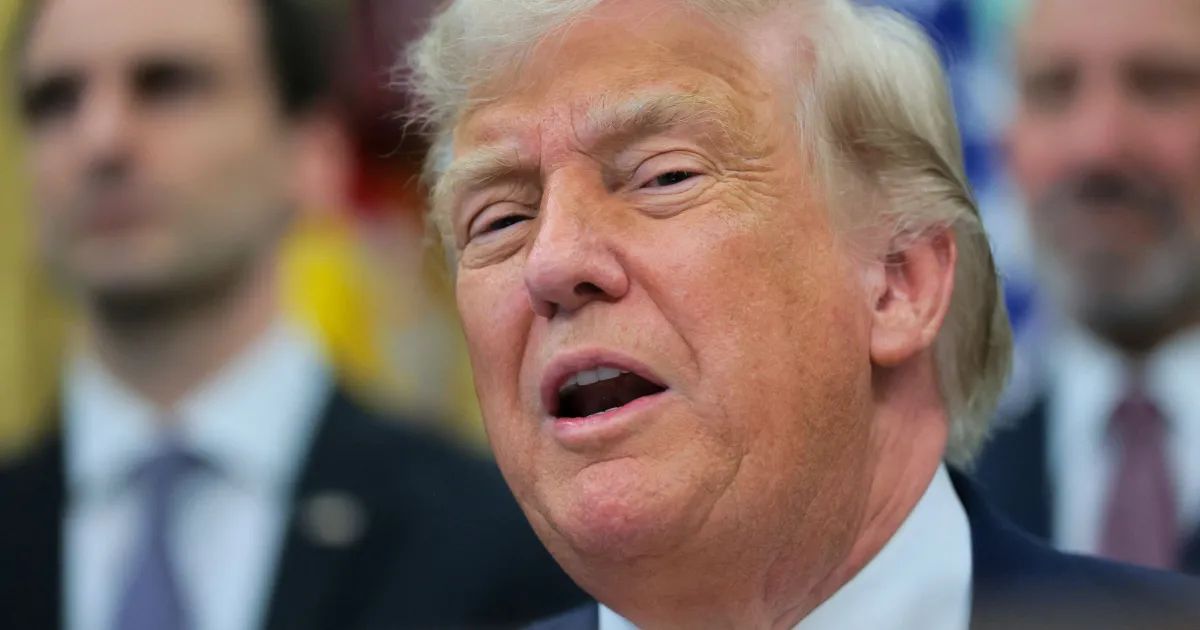 Donald Trump discursa na Casa Branca com executivos de criptomoedas ao lado