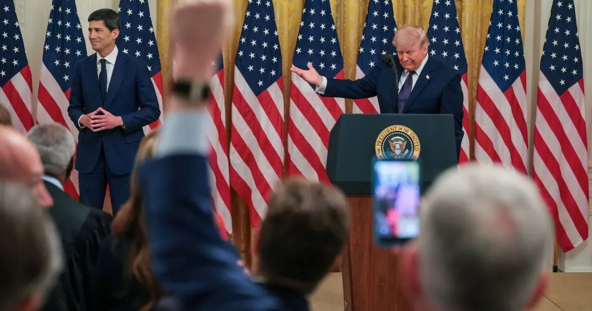 Donald Trump e Kevin Warsh durante cerimônia na Casa Branca