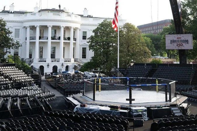 Arena de UFC montada no gramado sul da Casa Branca