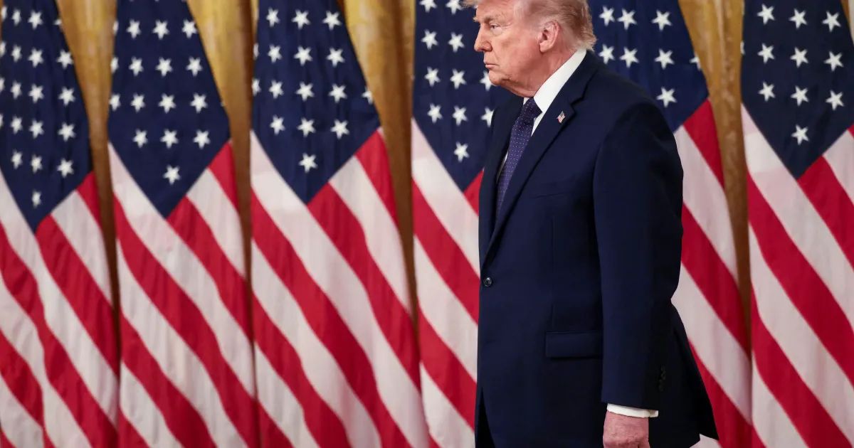 Donald Trump e Kevin Warsh durante cerimônia na Casa Branca