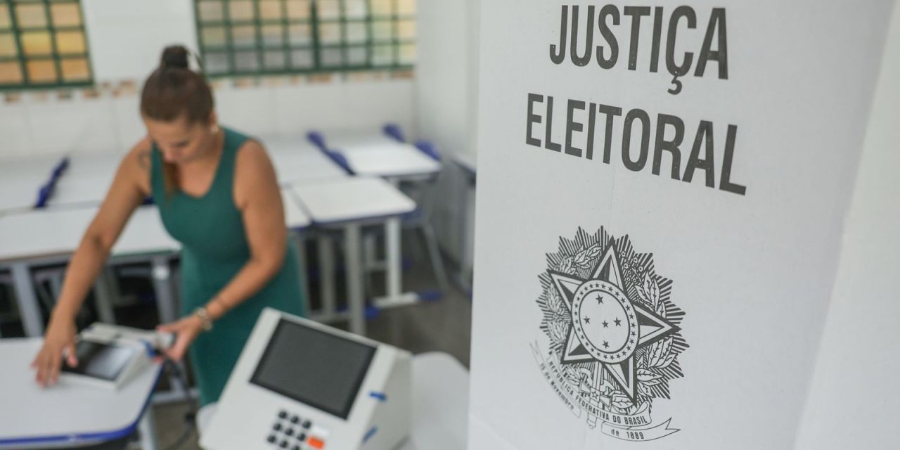 Urna eletrônica em seção eleitoral