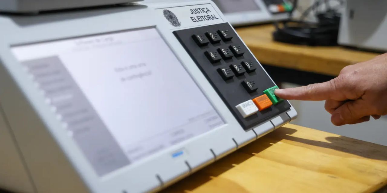 Eleitor com deficiência acessando local de votação