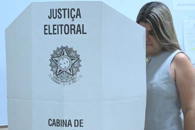Eleitores consultando aplicativo e-Título