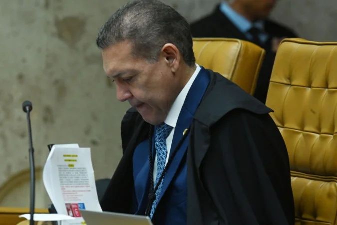 televisão exibindo propaganda sem áudio