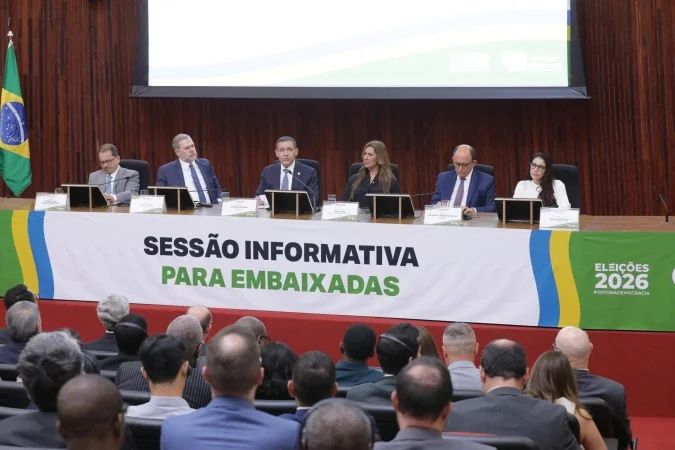 Ministro Kassio Nunes Marques em encontro com embaixadores sobre segurança das urnas