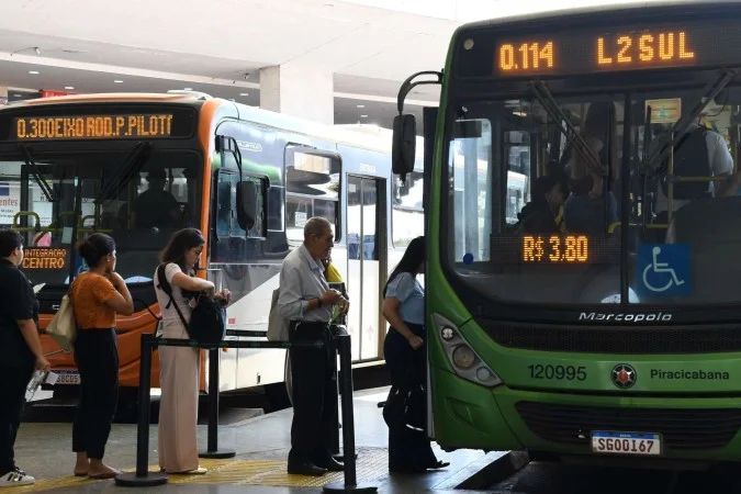 eleitores embarcando em ônibus urbano