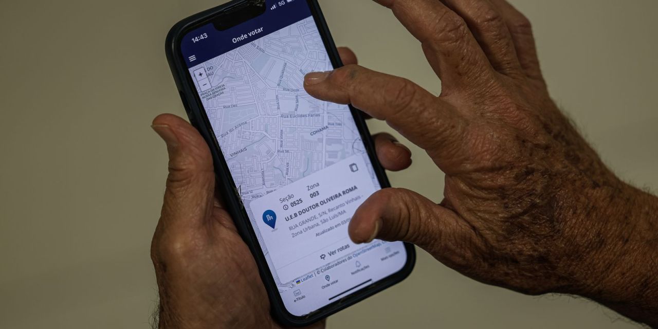 Smartphone com aplicativo e-Título aberto mostrando notificações