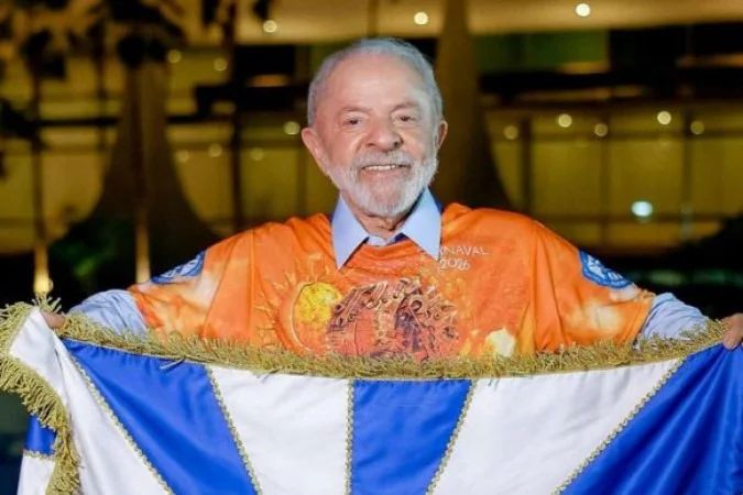 Desfile Acadêmicos de Niterói com referência a Lula