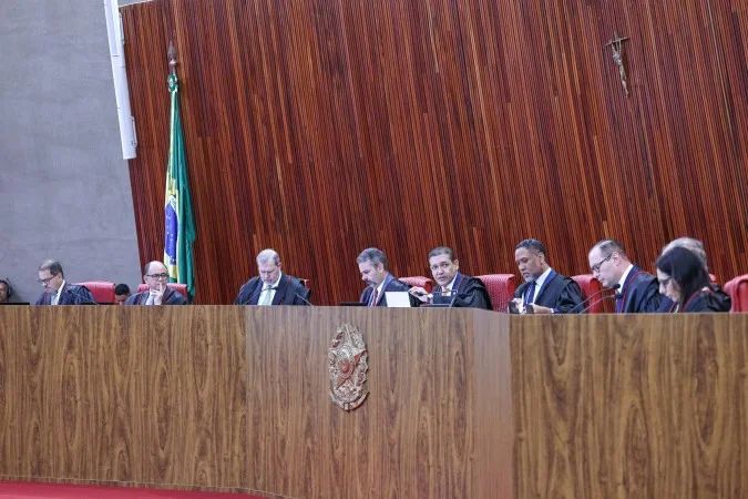 Plenário do Tribunal Superior Eleitoral em julgamento