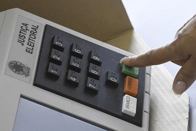 Técnicos do TSE durante lacração de mídias com sistemas eleitorais