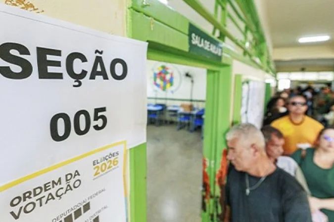 Escola com forro comprometido após fortes chuvas usada como local de votação