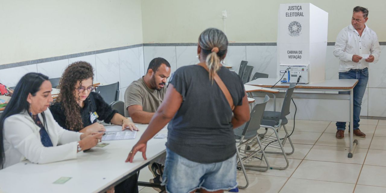 Painel de apuração do TSE com dados eleitorais na tela