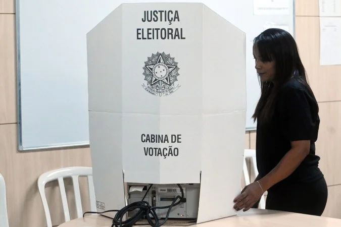 Entrada de local de votação com placa do TSE