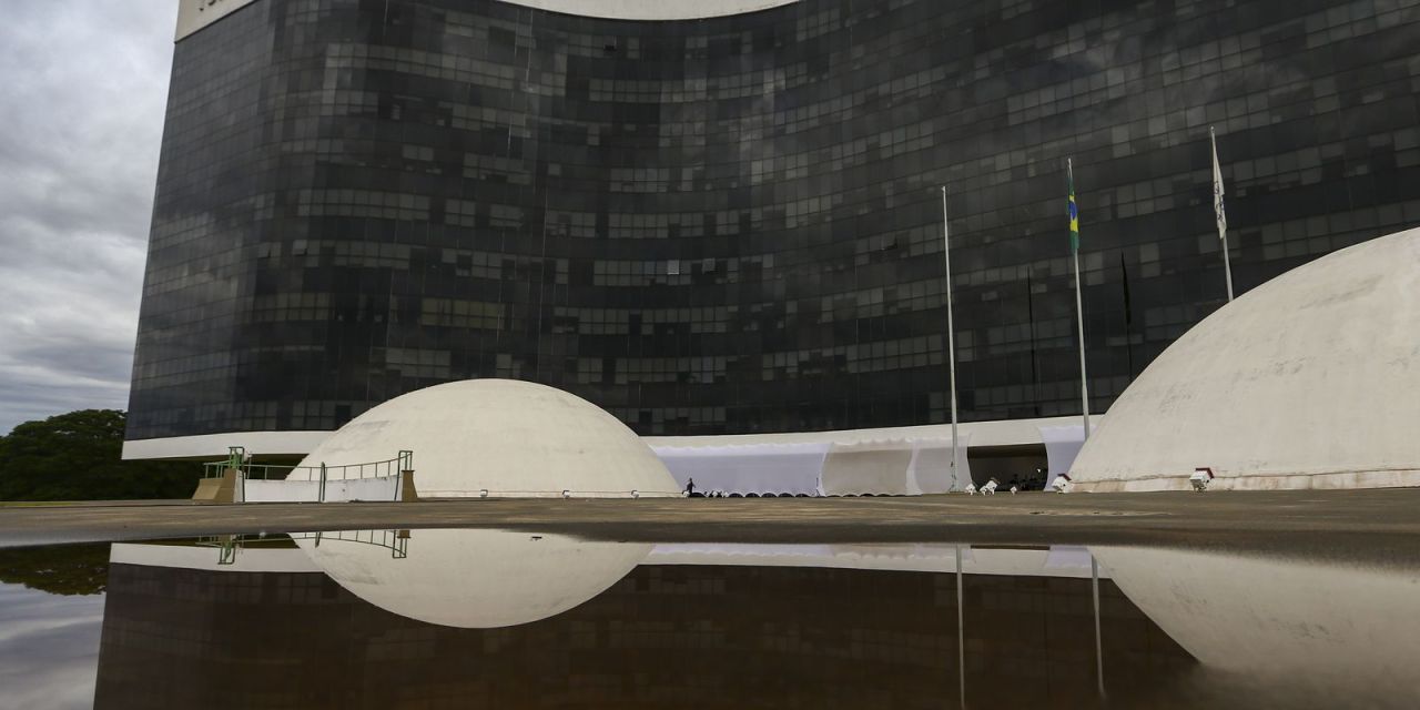 Urna eletrônica sendo monitorada durante apuração