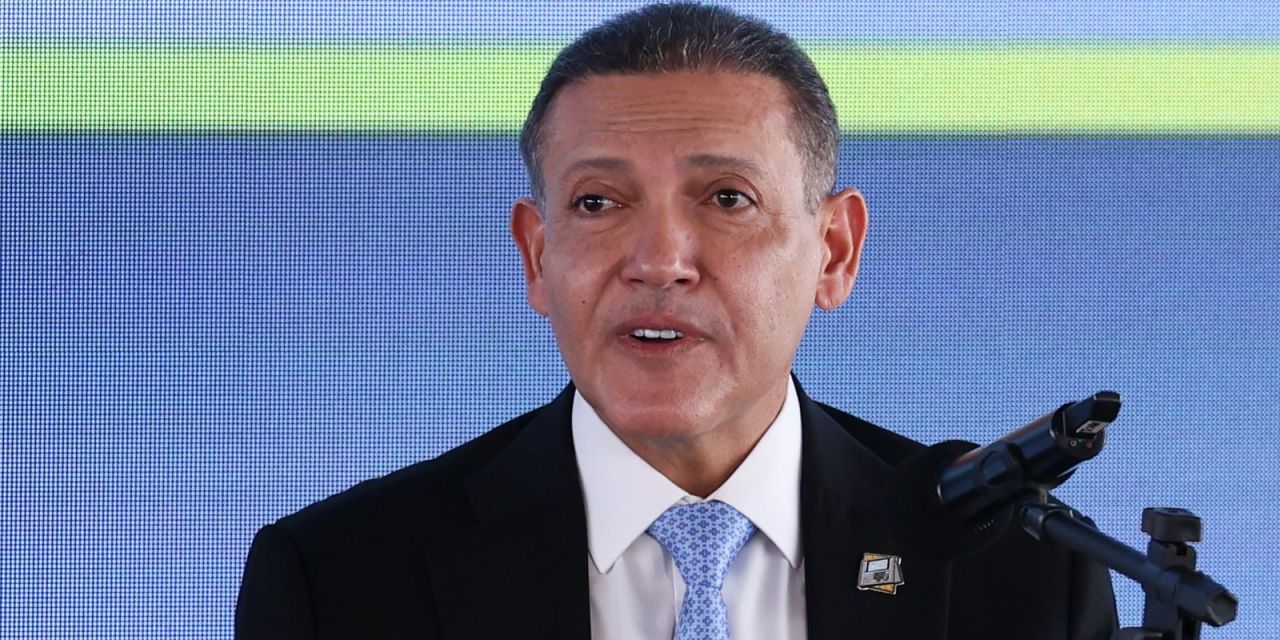 Eleitores em seção eleitoral com urna eletrônica