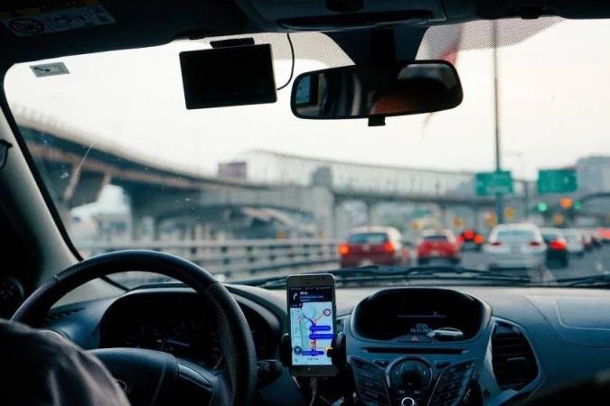 Carro de aplicativo com adesivo de campanha