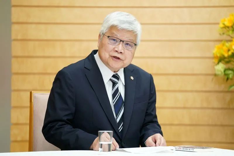 Executivo da TSMC discursando em assembleia