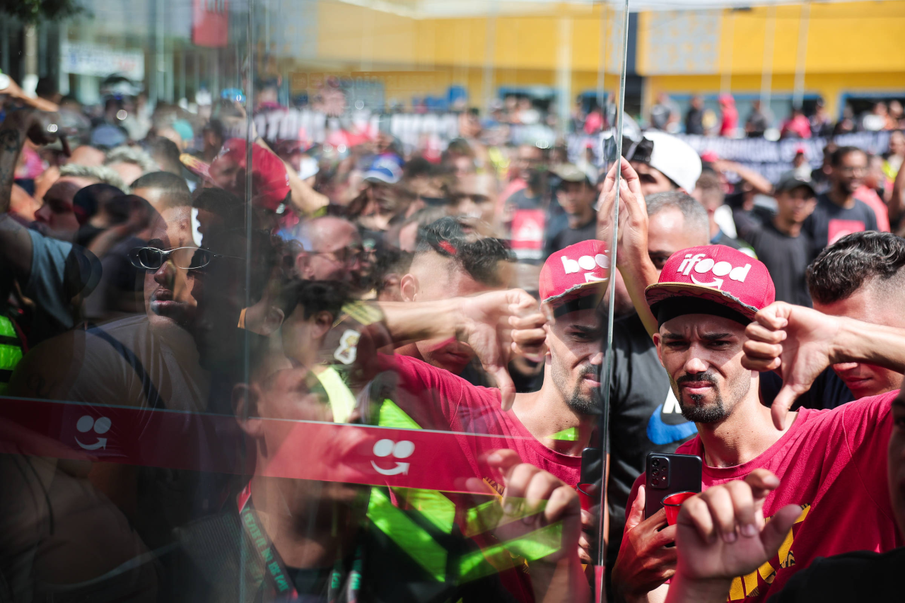 Motoboy fazendo entrega para aplicativo