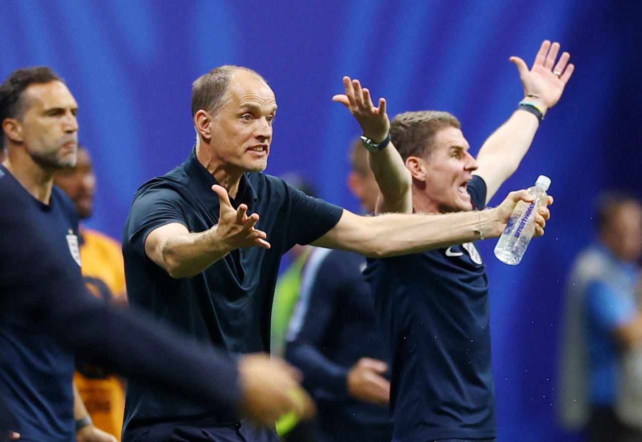 Thomas Tuchel gesticulando à beira do campo