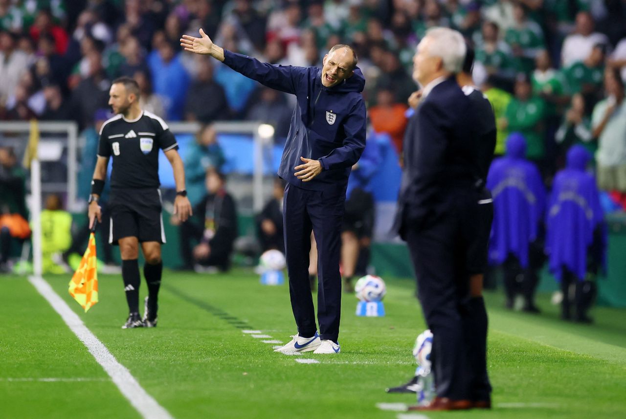 Thomas Tuchel gesticulando na beira do campo
