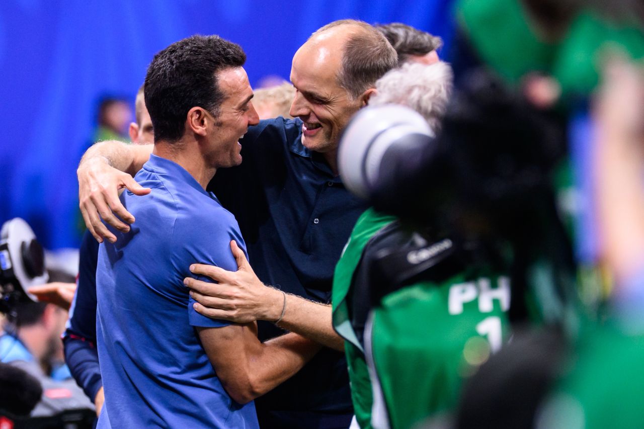 Scaloni cumprimenta Tuchel após Argentina x Inglaterra