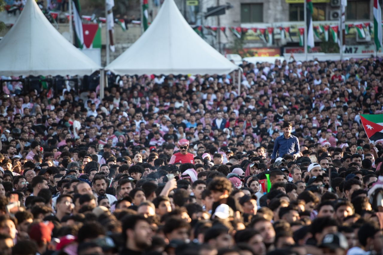 Torcedores em praça de Amã durante exibição do jogo