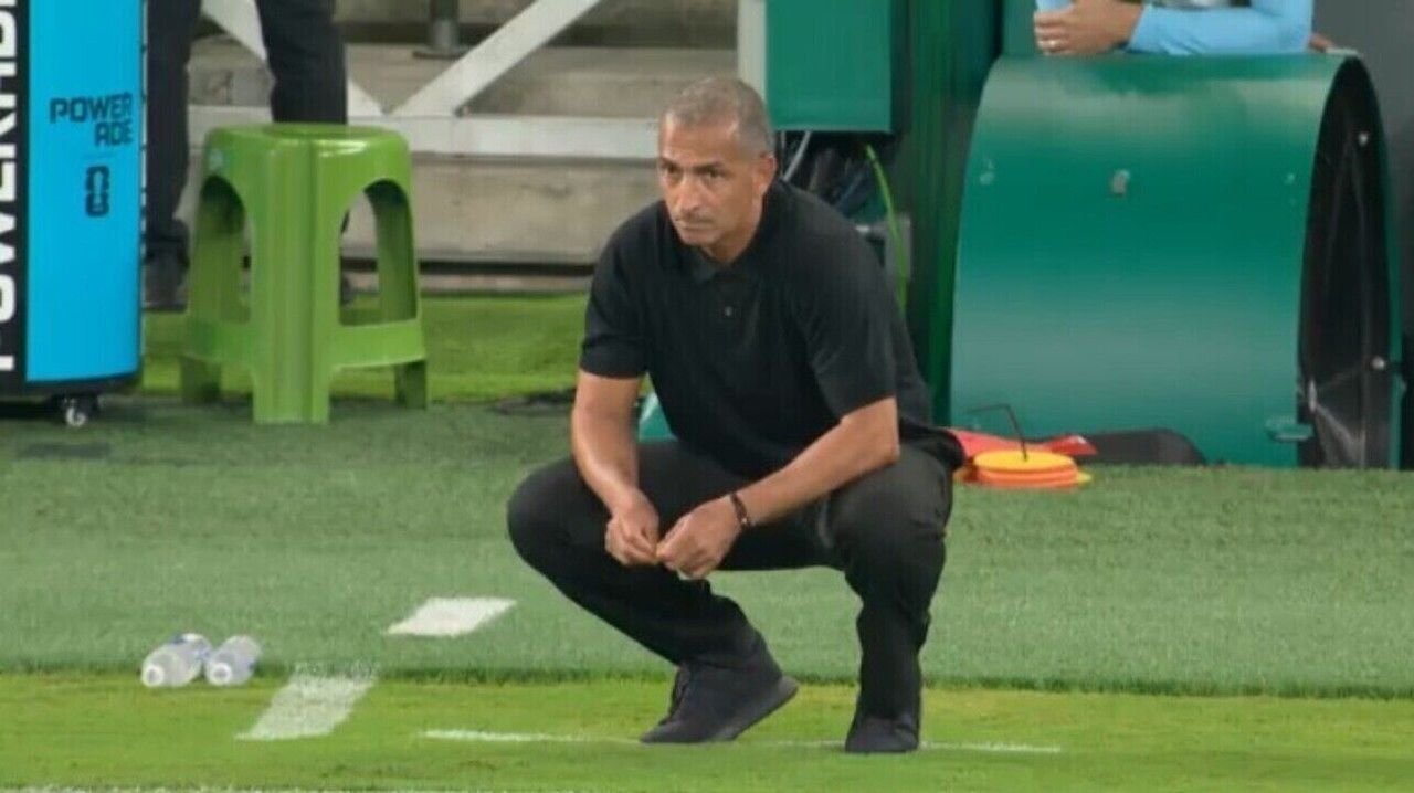 Sabri Lamouchi durante partida contra a Suécia
