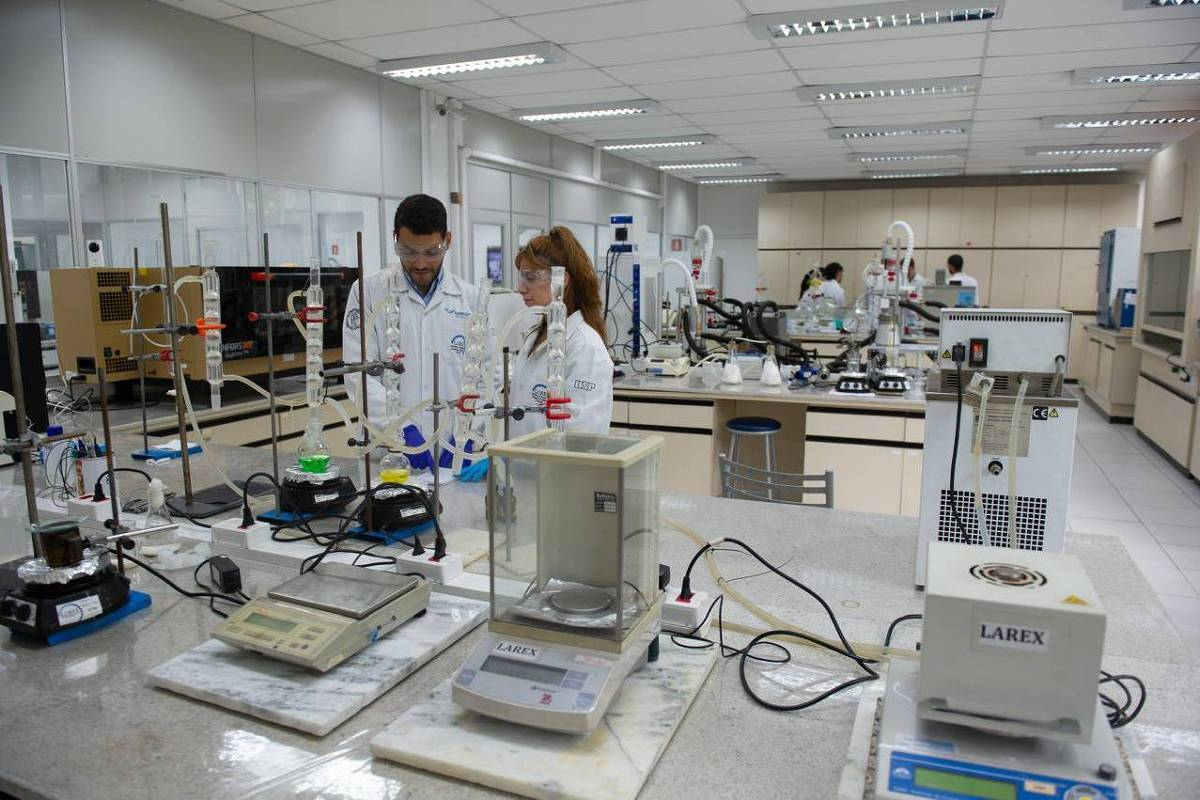 Recipientes com baterias de veículos elétricos empilhadas em laboratório