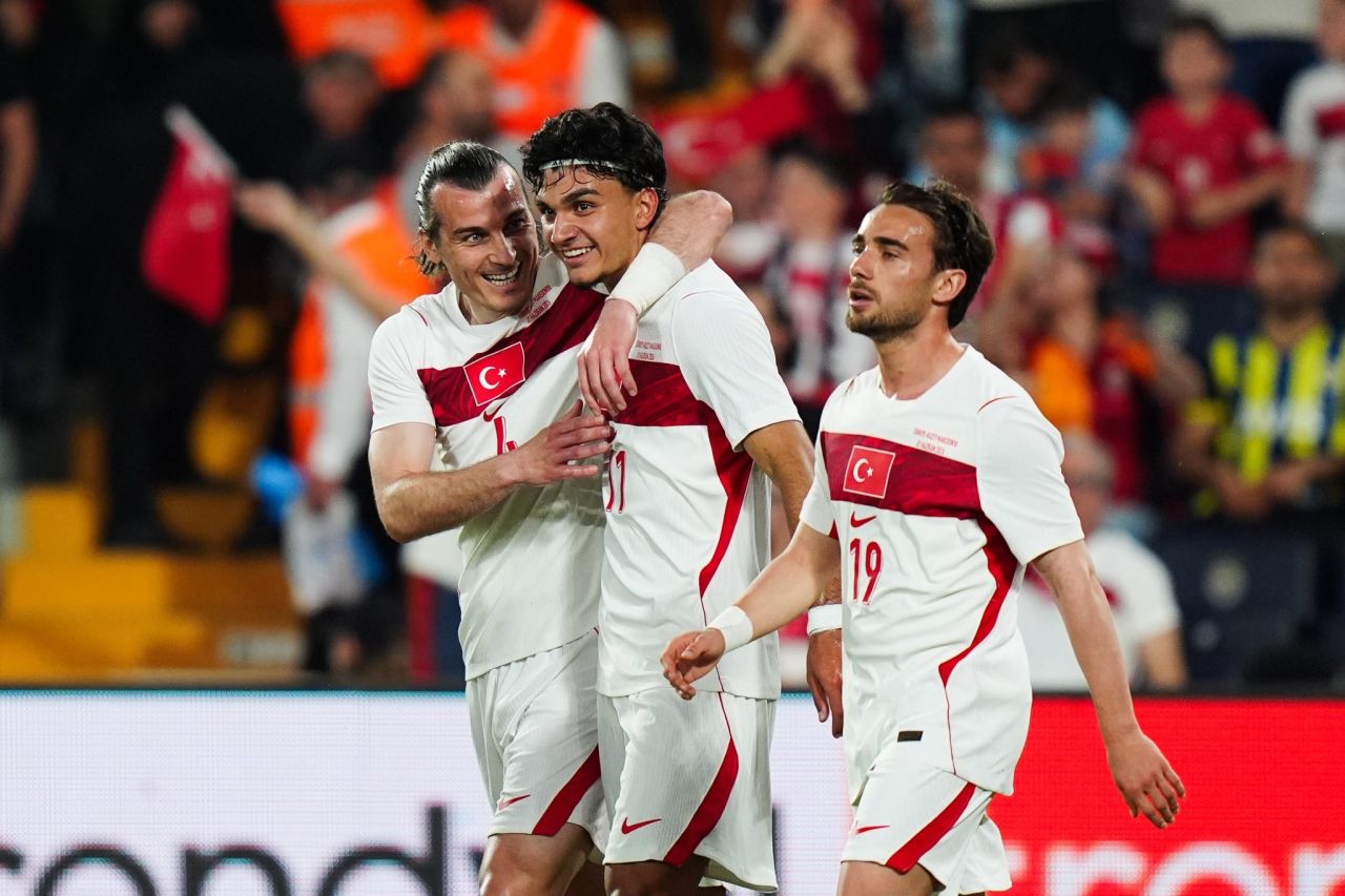 Jogadores da Turquia comemoram gol contra Macedônia do Norte