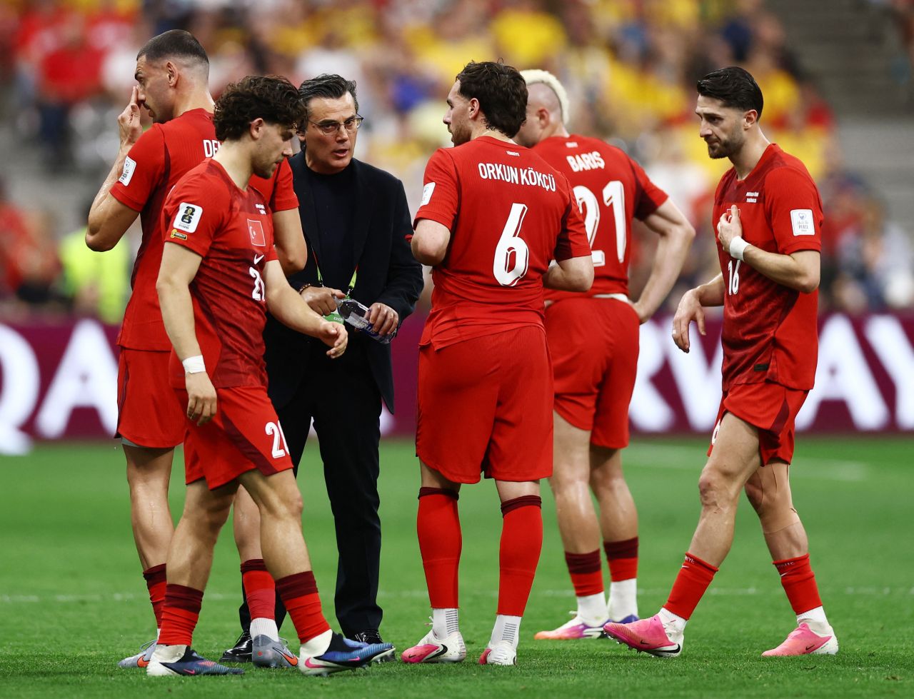 Vincenzo Montella com jogadores da Turquia no jogo contra Austrália