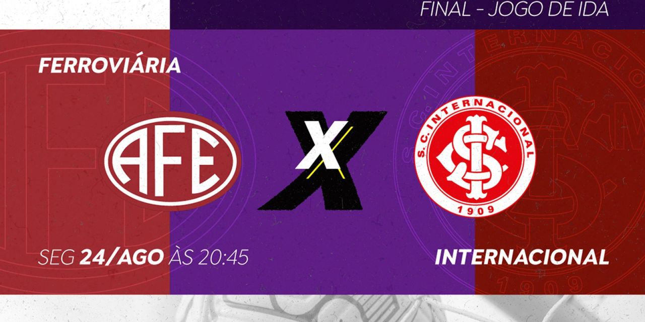 Jogadoras de Ferroviária e Internacional disputando bola em campo