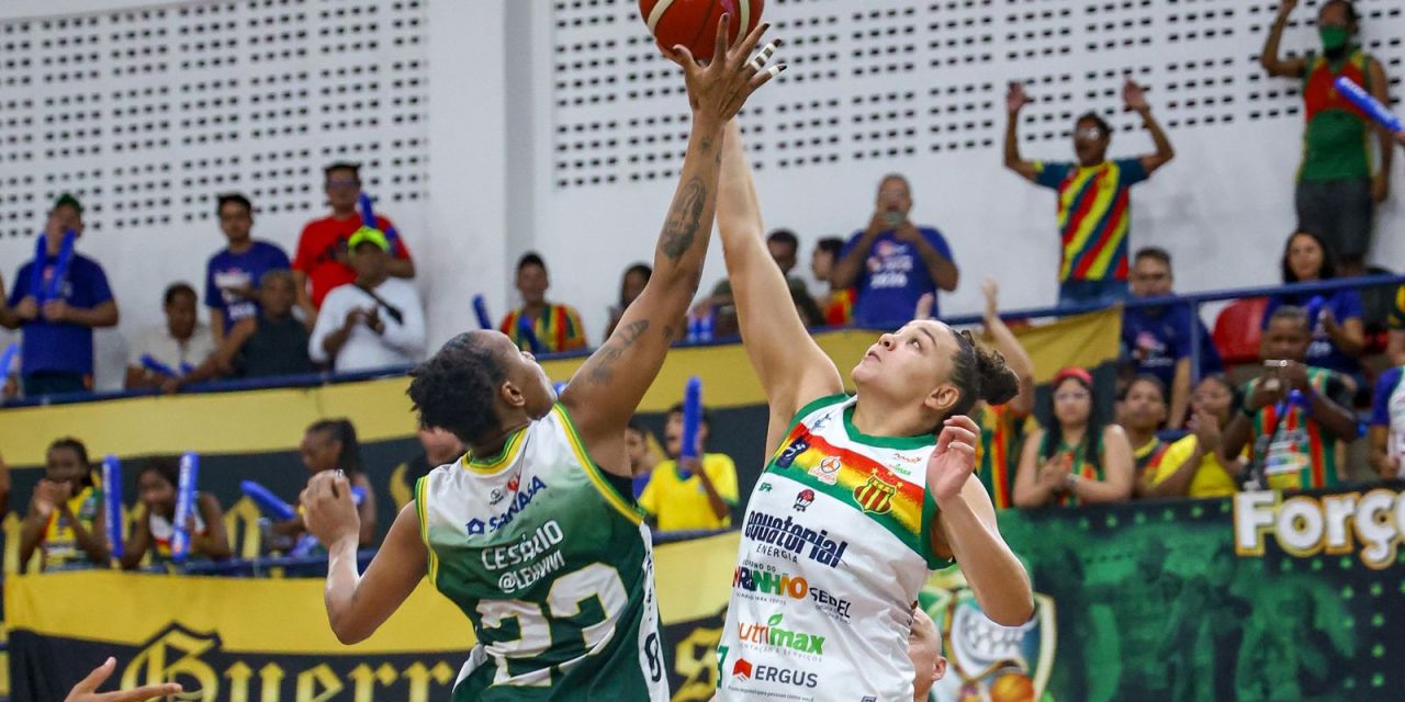 Partida entre Sampaio Basquete e Unimed Campinas em quadra