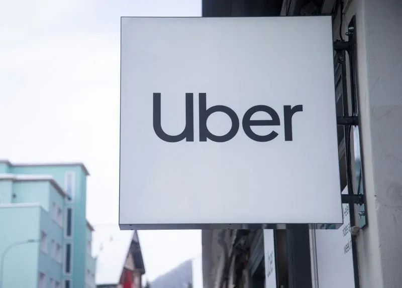 Sede da Uber com logo em fachada de vidro
