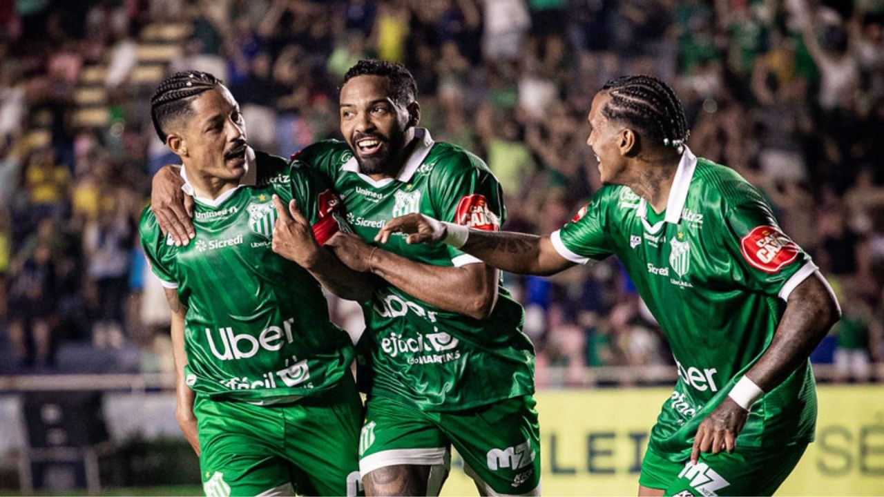 Jogadores do Uberlândia comemoram o acesso à Série C