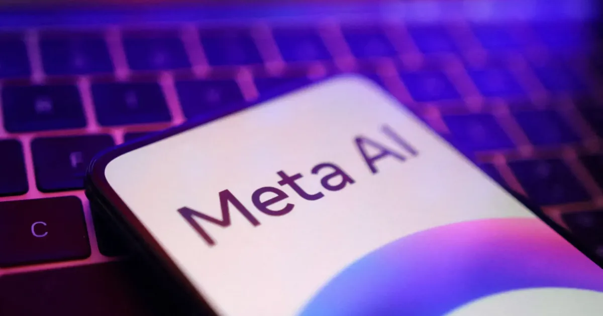 Logotipo do WhatsApp em tela de smartphone