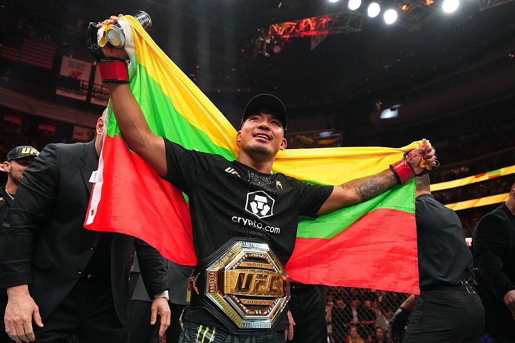 Joshua Van comemora após nocaute no UFC 328