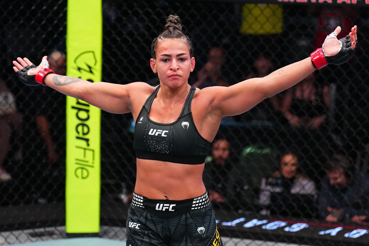 Bia Mesquita aplica chave de braço em Melissa Mullins