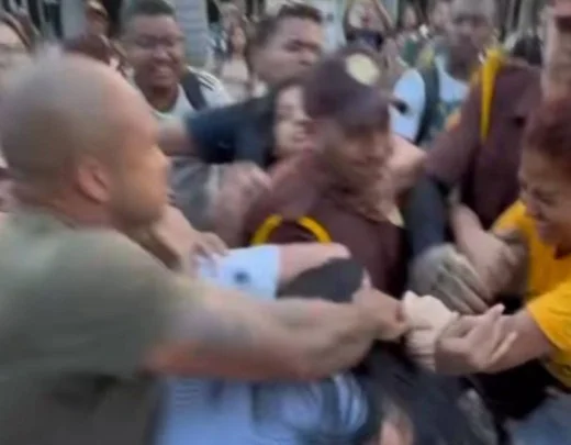 Entrada da Fafich na UFMG com movimentação de pessoas em frente